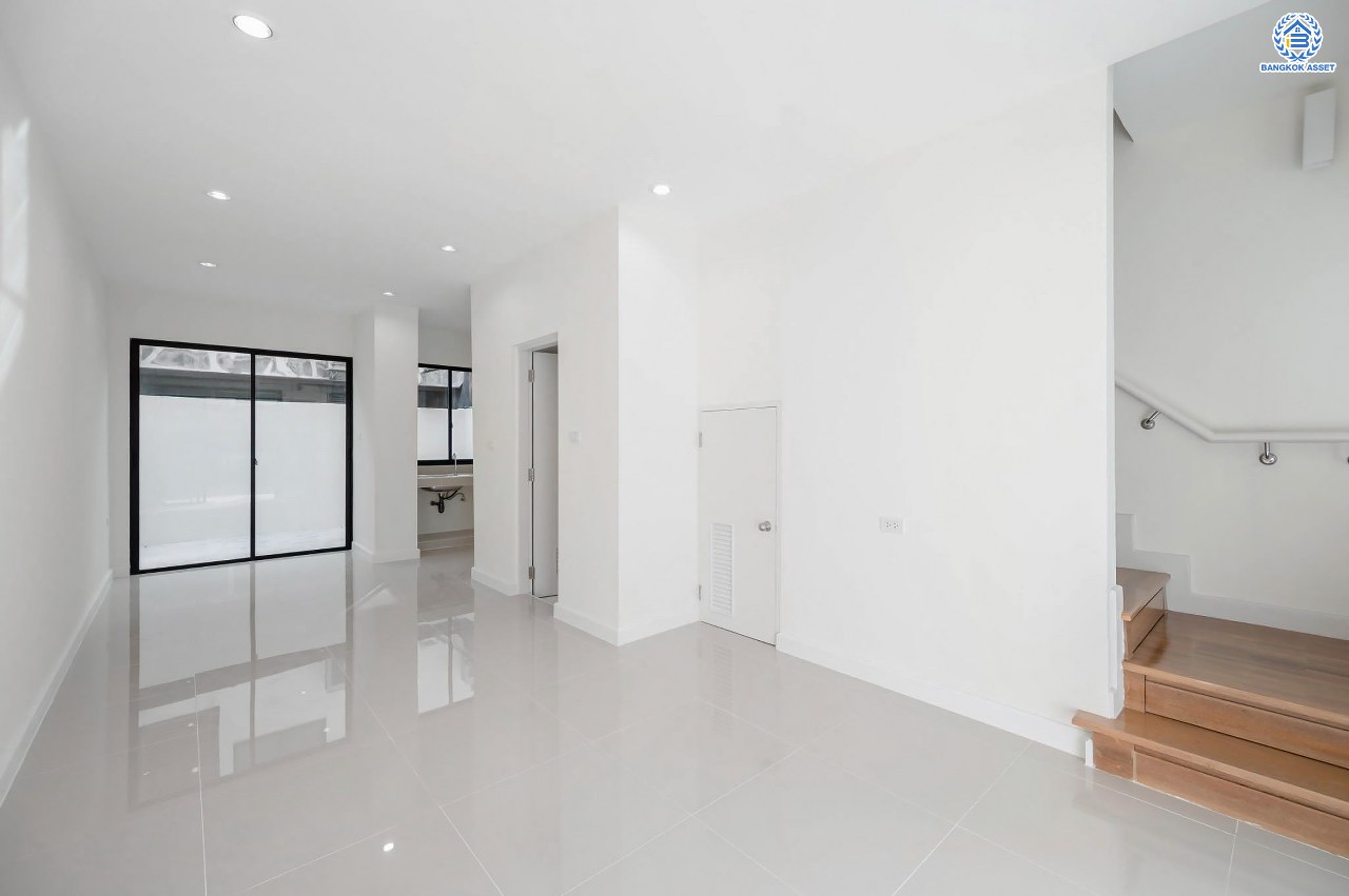 บ้านมือสองตกแต่งใหม่ โครงการ ซิกเนเจอร์ เพชรเกษม69 เนื้อที่ 17.6 ตร.ว. ฟังก์ชัน 3 ห้องนอน 3 ห้องน้ำ จอดรถได้ 1 คัน บ้านสภาพสวย บนทำเลเดินทางสะดวก เชื่อมต่อถนนเพชรเกษม, ถนนกาญจนาภิเษก, ถนนพุทธมณฑลสาย 2 และ 3 ใกล้รถไฟฟ้าสายสีน้ำเงิน "สถานีหลักสอง" ในราคาสุดคุ้ม!...